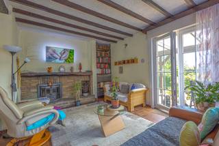 <p>Deze te renoveren bungalow is gelegen in een aangename en residentiële wijk van Dilbeek, vlak bij winkels, het station van Dilbeek en het centrum.</p><p>Via de inkomhal bereikt u enerzijds de leefruimtes en anderzijds de slaapvertrekken. De gezellige leefruimte, uitgerust met een houtkachel, geniet van een directe toegang tot het terras en de tuin. De praktische keuken beschikt over een eethoek en een aangrenzende berging, die eveneens toegang biedt tot het terras en de tuin.</p><p>De woning beschikt over een gezellige tuin, ideaal om in alle rust van het buitenleven te genieten. Verder vindt u twee slaapkamers, een bureauruimte met ingebouwde kasten, een badkamer, een extra berging en een apart toilet. Voor extra comfort is in enkele ruimtes airconditioning voorzien.</p><p>Daarnaast is er nog een zolderruimte aanwezig, die extra opslagmogelijkheden biedt.</p><p>Een absolute troef is de bijzonder ruime garage met automatische poort en tal van opbergmogelijkheden.</p><p>Bent u op zoek naar een woning die u volledig naar eigen smaak kunt renoveren op een uitstekende locatie? Plan dan vandaag nog uw bezoek via de website van Living Stone!</p>