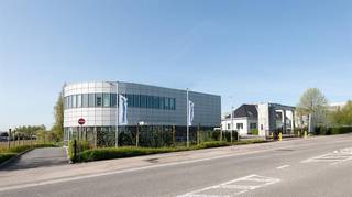Fantastisch gelegen verhuurde polyvalente ruimte van 3.051 m² in combinatie met 38 privatieve parkeerplaatsen te koop langs de...