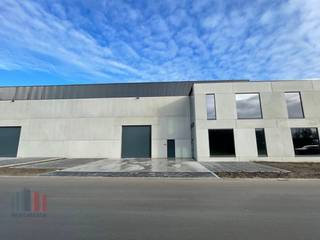 Nieuwbouw magazijnruimte met een oppervlakte van maar liefst 917 m² in combinatie met 126 m² kantoorruimte en 5 privatieve parkeerplaatsen. De...