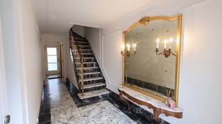 Deze instapklare bel-etagewoning combineert ruimte, licht en comfort op een ideale locatie.Op het gelijkvloers bevindt zich een ruime garage met...