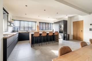 Op zoek naar een eigendom waar <strong>wonen en werken perfect gecombineerd</strong> kunnen worden?<br />Deze <strong>deels halfopen, volledig gerenoveerde woning (2022)</strong> met een <strong>ruime loods van ca. 250 m²</strong> biedt een uitzonderlijke opportuniteit <strong>voor zelfstandigen, vrije beroepen of ondernemers</strong> die <strong>werk en privé graag op één locatie</strong> willen verenigen.<br /><br />De woning beschikt over een<strong> lichtrijke open leefruimte</strong> met<strong> volledig uitgeruste keuken</strong>, een<strong> bureauruimte</strong>, 3<strong> slaapkamers</strong>, <strong>2 badkamers</strong>, een <strong>speel-/hobbyruimte of 4e slaapkamer</strong>, <strong>ruime wasplaats</strong>, <strong>zolder en kelder</strong>.<br /><br />Een absolute meerwaarde is de <strong>grote aansluitende loods van ca. 250 m²</strong>, die tal van mogelijkheden biedt.<br />Dankzij de beschikbare ruimte kan hier<strong> eenvoudig een kantoor, praktijkruimte of professionele werkplek worden ingericht voor een zelfstandig beroep</strong>.<br />De loods is <strong>bereikbaar via de woning én via de achteruitweg</strong>, wat zorgt voor een <strong>vlotte toegankelijkheid voor klanten, leveranciers of medewerkers.</strong><br /><br />Bovendien beschikt de woning over een <strong>private zij-ingang</strong>, waardoor een <strong>professionele ruimte perfect gescheiden kan worden van het privé-gedeelte</strong>. Dit maakt het mogelijk om<strong> cliënten of bezoekers te ontvangen zonder in de woonruimte te komen</strong>, wat zorgt voor een <strong>duidelijke en comfortabele scheiding tussen wonen en werken.</strong><br /><br /><strong>Troeven:</strong><br />• Volledig gerenoveerd in 2022<br />• EPC-label B<br />• Elektriciteit conform<br />• Warmtepompen en zonnepanelen<br />• Waterverzachter<br />• Ruime loods van ca. 250 m²<br />• Ideaal voor zelfstandig beroep, praktijk of kantoor<br />• Private zij-ingang voor een optimale scheiding tussen wonen en werken<br />• Centrale ligging<br />• Veel ruimte en multifunctionele mogelijkheden<br /><br />Interesse in deze unieke woon-werkcombinatie? Contacteer ons via julie@immo-casa.be of bel naar 0493/19 85 97.