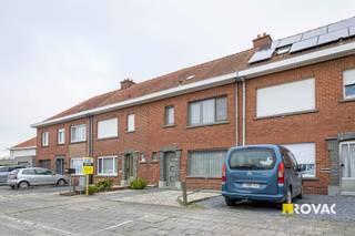 Deze rijwoning is gelegen vlakbij centrum Sint-Eloois-Winkel met zijn talrijke voordelen: school, winkels, horeca, supermarkt, ...De woning is vrij...
