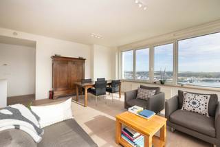 BRUSSEL, op de 19de verdieping van de recente en prestigieuze UpSite toren die luxe, moderniteit en veiligheid combineert, licht appartement van...