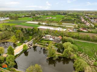 Op een uitstekende locatie in Putte bevindt zich deze casco woning met tuin en ruime garage. Een eigendom vol potentieel, waar de bestaande structuur en inspirerende toekomstplannen samen een bijzonder verhaal vormen. U geniet hier van een centrale ligging, vlakbij winkels, scholen en openbaar vervoer, terwijl rust en privacy nooit ver weg zijn.<br /><br /><strong>Bestaande toestand</strong><br />Via de inkomhal betreden we de woning, die toegang geeft tot de leefruimte. Hier kan u een warme zithoek en aparte eetplaats creëren, volledig naar eigen smaak en stijl. Aansluitend bevindt zich de nog in te richten keuken. Via de keuken bereiken we de berging met aangrenzende tussenkamer en toegang tot de tuin, waar u in alle rust en privacy kan genieten van zonnige dagen.<br />Verder beschikt het gelijkvloers over twee slaapkamers, een badkamer en een gezellige binnenkoer die extra charme en lichtinval biedt. Op de eerste verdieping geeft de nachthal toegang tot de nog af te werken zolderruimte, een plek die vandaag al uitnodigt om verder te dromen. Vooraan de woning zorgt de oprit bovendien voor voldoende parkeermogelijkheden.<br /><br /><strong>Mogelijke toestand – plannen ter inspiratie</strong><br />Bij deze zonevreemde woning werden reeds plannen uitgewerkt die een beeld schetsen van wat hier mogelijk kan worden gerealiseerd. Deze plannen dienen louter ter inspiratie, maar tonen hoe deze woning kan uitgroeien tot een eigentijdse en energiezuinige thuis met een doordachte indeling en een warme uitstraling.<br /><br /><strong>De voorgestelde plannen geven slechts één mogelijke invulling weer. Dankzij de mogelijkheid om het bouwvolume uit te breiden tot maximaal 1.000 m³, biedt deze eigendom nog tal van andere indelings- en uitbreidingsmogelijkheden. Zo kan u het project volledig vormgeven volgens uw eigen wensen en behoeften.</strong><br /><br />In deze mogelijke invulling betreedt u de woning via een stijlvolle inkomhal met vestiaire en apart gastentoilet. De leefruimte baadt in het licht dankzij grote raampartijen en biedt plaats aan een gezellige zithoek en een ruime eetplaats. De open keuken vormt het hart van de woning en sluit naadloos aan op het geheel, aangevuld met een praktische berging/wasplaats.<br />Daarnaast voorziet het gelijkvloers in een volwaardige slaapkamer met ensuite badkamer en dressing, ideaal voor wie comfortabel gelijkvloers wil wonen. Op de verdieping opent zich een zee van mogelijkheden: extra slaapkamers, een tweede badkamer, bureau of hobbyruimte. Hier kan u de woning volledig afstemmen op uw eigen woonwensen.<br />De zonnige, goed georiënteerde tuin met terras vormt een heerlijke plek om tot rust te komen met uitzicht op groen, terwijl de garage en ruime parkeermogelijkheden het comfort compleet maken.<br /><br />Belangrijk om te weten is dat op deze locatie rekening dient te worden gehouden met de verschillende erfdienstbaarheden die op het perceel rusten. Deze zijn weergegeven op het bestand die bij de documenten is toegevoegd, genaamd "Erfdienstbaarheden Vogelstraat 48".<br />U bent verplicht om deze woning binnen de 5 jaar na aankoop grondig energetisch te renoveren tot minimum EPC-label D. <br /><br />Dit is een uitstekende opportuniteit als u op zoek bent naar een op te bouwen woning op een uitstekende locatie te Putte. Contacteer ons op 0475 47 59 76 voor meer informatie of neem een kijkje op www.boonstravastgoed.be. <br /><br />Bijzonderheden:<br />- Casco<br />- Uitstekende ligging<br />- Veel mogelijkheden
