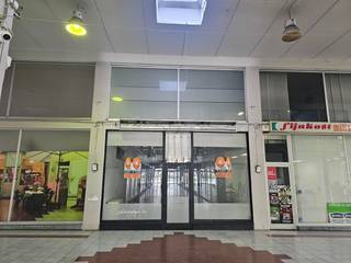 <strong>Handelspand te huur in het centrum van Maasmechelen.</strong><br /><br />Dit centraal gelegen handelspand in Maasmechelen biedt tal van mogelijkheden voor diverse commerciële doeleinden. Het pand is opgedeeld in twee verdiepingen.<br />Op het gelijkvloers bevindt zich een ruime handelsruimte, aangevuld met een keuken.<br /><br />Een ideale locatie voor ondernemers die op zoek zijn naar een pand met potentieel in een commerciële topligging.<br /><br />Dit handelspand is onmiddellijk beschikbaar.<br />