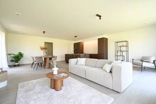 Deze ruime nieuwbouwwoning met vier slaapkamers en een bewoonbare oppervlakte van circa 209 m² is gelegen op een perceel van 1.130 m² en geniet een verbluffend uitzicht op het achtergelegen groen. De indeling is als volgt: een inkomhal met gastentoilet en plaats voor een vestiairekast, een slaapkamer met annex badkamer, een eet- en leefruimte met open keuken en een directe toegang via een schuifraam naar het terras met aansluitend de tuin, een praktische berging en een inpandige garage. Op de eerste verdieping zijn er 3 slaapkamers, een badkamer met douche, ligbad en dubbele lavabo en een afzonderlijk toilet. Op de tweede verdieping bevindt zich de zolderruimte te bereiken via een zoldertrap. De ligging biedt een vlotte verbinding richting Deinze en naar de op- en afrit van de E40 in Baarle. Er bevindt zich tevens een bushalte op enkele meters afstand zodat u ook met het openbaar vervoer makkelijk naar uw bestemming kunt. U vindt op wandelafstand een apotheek, de lokale beenhouwer met groenten- en fruitafdeling, een bakker, kapsalon, fitness en kruidenier.<br /><br />Ook op gebied van afwerking wordt u een hoge standaard geboden, zo zijn er mooie budgetten voorzien om de sanitaire toestellen, keuken en vloerbekleding zelf te kiezen, volledig in lijn met uw smaak én goesting. <br /><br />(De foto's die u ziet in de advertentie zijn die van de kijkwoning, de beschikbare woningen kunnen gelijkaardig worden afgewerkt)