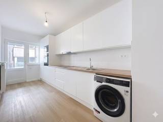 Vous recherchez un appartement à louer dans le centre d'Ostende ? Cet appartement de 95 m² entièrement rénové au premier étage (sans ascenseur) allie espace, lumière et confort dans un emplacement privilégié, à proximité des commerces, des transports en commun et du front de mer.Disposition :-Grand espace de vie lumineux-Cuisine séparée avec appareils modernes et connexion pour machine à laver-Salle de bain avec douche à l'italienne-WC séparés-2 chambres -balcon arrièreLes avantages de cet appartement à Ostende :-Spacieux espace de 95 m²-Entièrement rénové et prêt à emménager-beaucoup d'espace lumineux -Emplacement central dans le centre d'Ostendeprovision : 90€ (chauffage et eau)Vous êtes intéressé par cette propriété à louer à Ostende ? Rendez-vous sur le site www.dewaele.com, cliquez sur le bien que vous souhaitez louer. À l'aide du bouton rouge « demandez votre visite », nous vous demandons de remplir brièvement un profil. Aucun rendez-vous ne peut être pris par téléphone.Demandez une visite