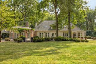 Une villa sur l'un des plus beaux sites de s-Gravenwezel * Rez-de-chaussée : hall d'entrée spacieux en pierre bleue avec parquet en chêne, bureau...