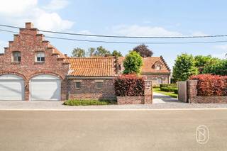 In een rustige en groene omgeving bevindt zich deze veelzijdige villa, ideaal voor grote gezinnen, cohousing, kangoeroewonen of zelfstandigen die wonen en werken willen combineren. De woning biedt tal van mogelijkheden dankzij haar flexibele indeling en is perfect geschikt voor een praktijk of bijberoep aan huis.De hoofdwoning beschikt over een ruime inkomhal met apart toilet, een lichtrijke woonkamer met houtcassette, keuken met berging, veranda, bureau of multifunctionele ruimte, groot terras en een zeer ruime garage. Op de eerste verdieping bevinden zich twee volwaardige slaapkamers, een badkamer met bad en douche en een grote dressing. Daarnaast zijn er twee praktische kelders.Naast de hoofdwoning bevindt zich een afzonderlijke wooneenheid met badkamer en twee slaapkamers, wat extra opportuniteiten biedt voor kangoeroewonen, cohousing, verhuur of een zelfstandige activiteit.De prachtig aangelegde tuin zorgt voor rust en privacy en maakt het geheel compleet. Een unieke opportuniteit voor wie op zoek is naar ruimte, flexibiliteit en een groene woonomgeving.Meer info of plan je bezoek: emmy@immobeguin.beTe koop via Immo Beguin, uw vastgoedexpert sinds 2009, met kantoren in Ronse, Waregem, Kortrijk, Deinze, Doornik en Lessen.