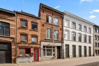 Ontdek dit veelzijdige vastgoed met tal van mogelijkheden.<br />Dit pand bestaat uit twee afzonderlijke delen. Het voorste gedeelte biedt een opportuniteit voor het inrichten van een kleine handelszaak, kantoor of horecaruimte. Dankzij de zichtbare en centrale ligging vormt dit de perfecte plek om een eigen zaak op te starten. Achteraan bevindt zich een stockageruimte/conciërgewoning, die naar eigen smaak en wensen kan worden ingericht. Dit gedeelte dient volledig gerenoveerd te worden. De ligging is een absolute troef: vlakbij de markt van Diest, met winkels, horeca op wandelafstand. Kortom, een pand met mogelijkheden voor wie visie heeft en deze unieke kans wil benutten!