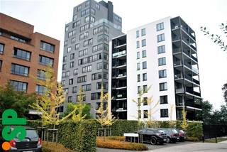 Het appartement heeft de volgende indeling: Men komt binnen in de inkomhal met het apart toilet en de berging (aansluiting wasmachine). Van...