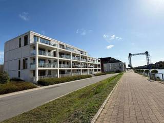 <p><span>LUXUEUS, ENERGIEZUINIG EN RUIM APPARTEMENT 95M² MET 2 SLAAPKAMERS, PRACHTIG WEST-GEORIËNTEERD TERRAS 17M², 2 AUTOSTAANPLAATSEN EN KELDER</span></p><p><span>1ste verdieping met lift - ligging in prachtige residentie aan kanaal nabij centrum en "Hazewinkel" met vlotte bereikbaarheid via A12, E19 en N16</span></p><p><span> </span></p><p><span>Inkomhal / wc met handwas / ruime living met eetplaats en moderne super-ingerichte open keuken (totale opp.: 36m²) met toegang tot groot west-georiënteerde terras (17m²) met zicht op kanaal / 2 slaapkamers (12m²; 10m²) / badkamer (2,8 x 1,9m) met dubbele wastafel en inloopdouche / berging met was- en stookplaats.</span></p><p><span> </span></p><p><span>Appartement is voorzien van vloerverwarming, hoogwaardige materialen, lichtarmatuur in de keuken en 2 zonnepanelen.</span></p><p><span> </span></p><p><span>De binnendeuren en het plafond zijn geschilderd in de definitieve kleur. De muren zijn voorzien van een grondlaag. </span></p><p><span> </span></p><p><span>Autostaanplaats in ondergrondse garage / buiten-autostaanplaats op parking achter gebouw / individuele kelderberging (1,6 x 1,6m) / gemeenschappelijke fietsenberging.</span></p><p><span> </span></p><p><span>Lasten: € 105 / maand.</span></p><p><span> </span></p><p><span>Appartement is bewoonbaar door maximaal 3 personen.</span></p><p><span> </span></p><p><span> </span></p><p><span> </span></p><p><span> </span></p><p><span> </span></p><p><span> </span></p>