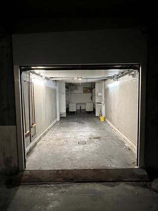 Ruime ondergrondse garage in het centrum van HarelbekeDeze garage is ideaal gelegen pal in het centrum van Waregem en is vlot bereikbaar via het...