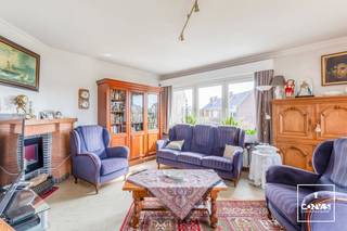 Dit <strong>lichtrijk appartement</strong>, op de vierde verdieping, kijkt uit op het <strong>Dracunaplein </strong>en ligt nabij het Van Beverenplein te Gent. De locatie heeft een <strong>uitstekende mobiliteit</strong> door het openbaar vervoer en dankzij de fietsstraten staat u veilig op uw bestemming. Ook de binnenring van Gent en de N9 zorgen voor een vlotte verbinding. Er zijn verschillende scholen, recreatiemogelijkheden en buurtwinkels nabij. <br /><br />U komt het appartement binnen in de <strong>ruime privatieve inkomhal</strong> die toegang geeft tot de keuken, <strong>de twee slaapkamers</strong>, de badkamer, een apart toilet, <strong>de lichtrijke leefruimte</strong> en een aparte berging. Op het balkon dat grenst aan de keuken en slaapkamer is het ’s avonds zalig vertoeven. Het appartement werd uitgerust met een branddeur en videofoon<br /><br />Bent u opzoek naar een <strong>ruim penthouse nabij Gent centrum</strong>? Dan is dit appartement iets voor u. Aarzel niet Olivier te contacteren voor meer info via het emailadres <strong>olivier@convas.be</strong> of het contactformulier.<br />