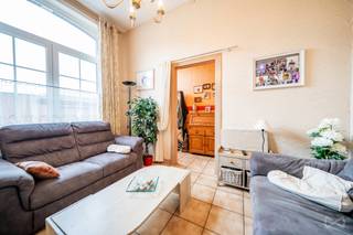 In het hart van Waver bekoort deze halfopen woning uit 1915 door haar karakter en door de doorlopende renovatie sinds de aankoop. Ze biedt 117 m² bewoonbare oppervlakte met twee slaapkamers, een bureau, een recente keuken en badkamer, aangevuld met een terras en een tuin.<br /><br />Uitgevoerde werken: dak vernieuwd in 2003, raamkozijnen aan de voorgevel vervangen in 2008, bijgebouw (1997) gerenoveerd in 2010, nieuwe keuken en badkamer.<br /><br />Gasverwarming met convectoren. EPC D. Elektrische installatie niet conform.<br /><br />Bod mogelijk vanaf €298.000. Verkoopprijs vastgesteld op €325.000, onder voorbehoud van aanvaarding door de eigenaars.