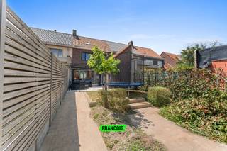 Bezoekdag op afspraak, bel makelaar Nicolas via 0498/ 77 94 74.In een doodlopende straat in Zulte vind je deze instapklare gesloten bebouwing met...