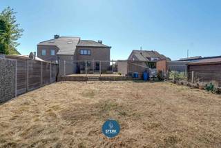 OP TE KNAPPEN GEZINSWONING (206 M²) MET VEEL POTENTIEEL TE LANAKEN ! <br /><br />We vinden deze halfopen bebouwing met een bewoonbare oppervlakte van 106 m² terug op een perceel van circa 5a 92ca in Lanaken. <br /><br />Voor meer informatie, neem zeker een kijkje op onze website via de volgende link:<br />https://www.sterkvastgoedmakelaars.be/detail/te-koop-woning-lanaken/7631114?dosearch=True&flowstatus=ForSale,ForSaleReserved,ForSaleWithBid,ToCompleteForSale,SoldUnderReserve,Sold&pageindex=1&pagesize=12&searchpage=ForSale&sortdirection=DESC&sortfield=pub_flowstatus&transactiontype=Sale