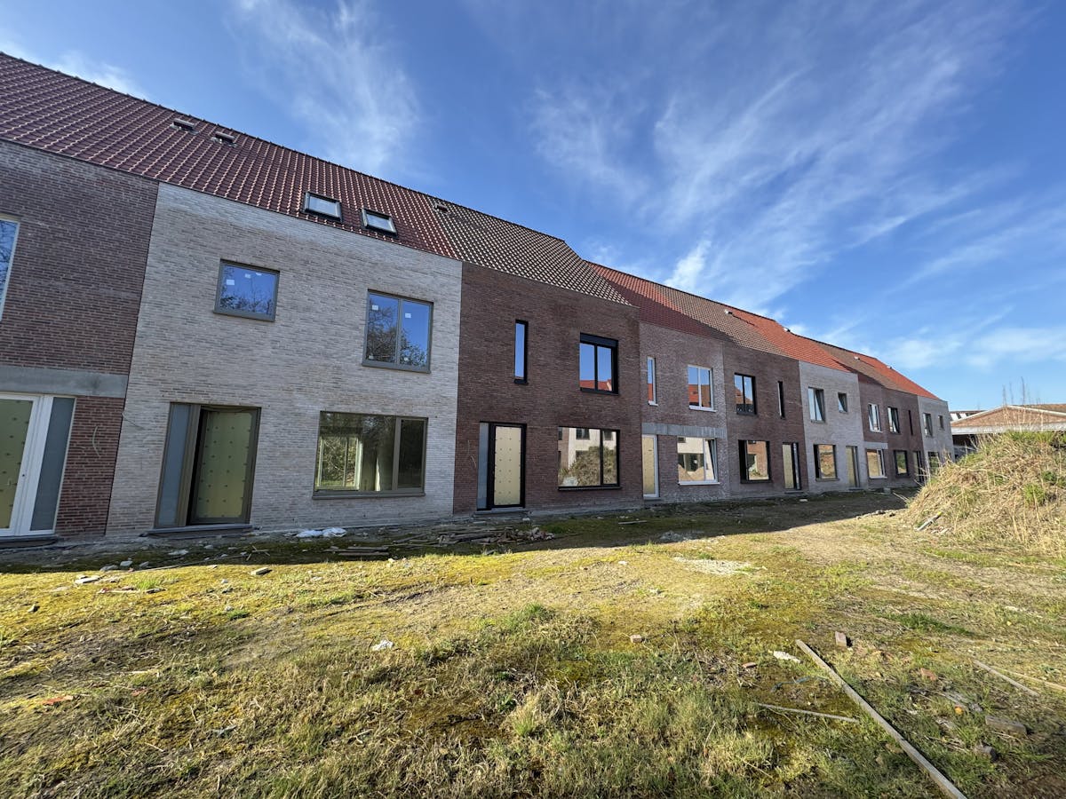 Nieuwbouwwoning met 3 slaapkamers op centrale maar rustige ligging te koop te Kortrijk. - foto 1