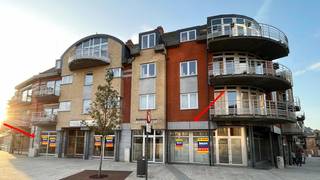 Ruim commercieel gelijkvloers of kantoor te huur, gelegen te Beringen. Dit pand heeft een gelijkvloerse oppervlakte van ca. 496 m² (winkel + magazijn).
De gevelbreedte bedraagt ca. 12 m.
De maandelijkse huurprijs bedraagt 2.000 euro per maand + onroerende voorheffing ten laste van de huurder. Parking voor de deur.
.Het is tevens mogelijk om dit pand aan te kopen.
Benieuwd naar dit bedrijfsvastgoed regio Beringen?
Contacteer 054 33 62 52 of info@immodelestre.be
www.immodelestre.be