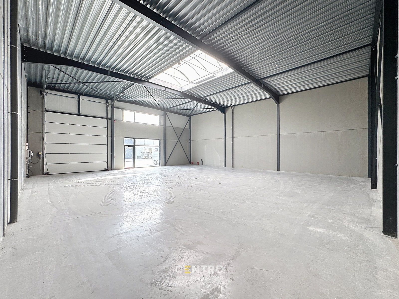 Goed geïsoleerde (vorstvrij) NB OPSLAGRUIMTE (255m²) met grote glaspartij (burelen) en 2 private parkeerplaatsen voor de deur. Op industriezone te Aalter. - photo 4