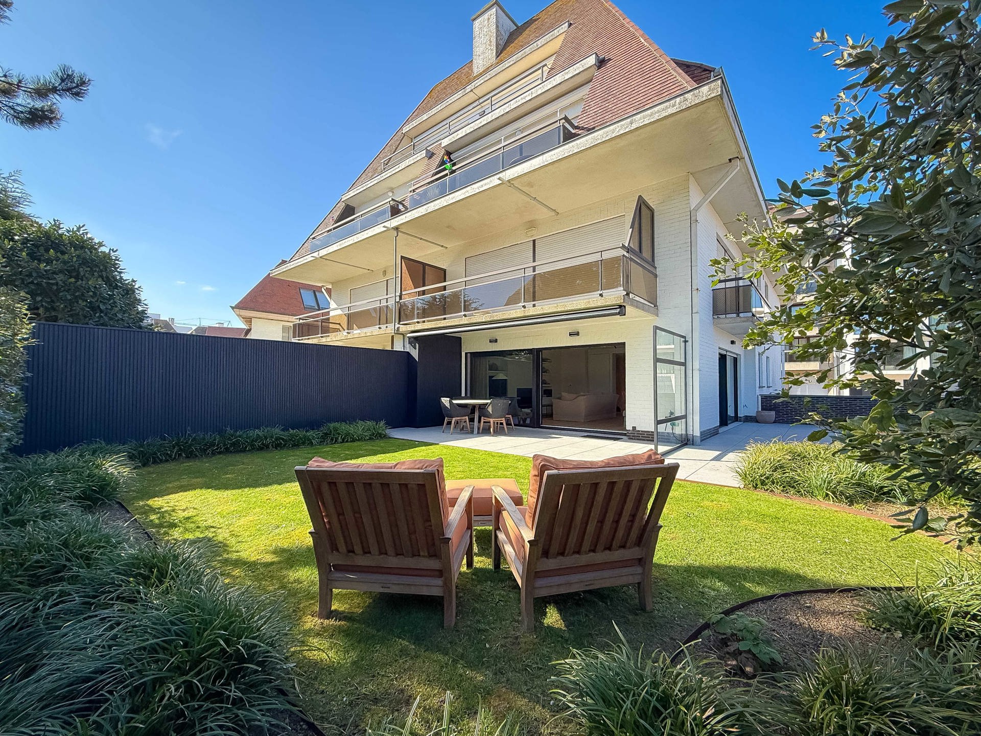 Uniek HOEKAPPARTEMENT met zonnige tuin in villaresidentie! - foto 1