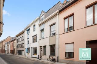 <p><span>PRACHTIG WOONHUIS IN HARTJE MECHELEN MET MODERNE INRICHTING EN GEZELLIGE BINNENPLAATS</span></p><p><span>Ontdek deze indrukwekkende woning gelegen op een charmante straat in het centrum van Mechelen. Dit ruime pand biedt de perfecte combinatie van authentieke stadswoning en eigentijdse comfort, met een bewoonbare oppervlakte van 162 vierkante meter verdeeld over meerdere niveaus.</span></p><p><span>Het huis beschikt over maar liefst vier slaapkamers, ideaal voor gezinnen die behoefte hebben aan voldoende persoonlijke ruimte. Elke kamer is goed proportioneerd en voorzien van natuurlijk licht. De slaapkamers variëren van intiem tot royaal, wat uitstekende mogelijkheden biedt voor een gastenverblijf, thuiskantoor of persoonlijke retraite. De functioneel ingerichte badkamer met moderne afwerking zorgt voor dagelijks comfort.</span></p><p><span>Het gelijkvloers beschikt over een prachtig open woonkeuken concept dat gastvrijheid en gezelligheid uitstraalt. De ruime zithoek met aangrenzende eetplaats creëert een harmonische flow perfecte voor het samenleven. De volledig uitgeruste keuken met moderne apparatuur en praktische indeling transformeert het koken in een aangename ervaring. Grote raamoppervlakken laten overvloedig licht binnen en zorgen voor een airy, licht interieur.</span></p><p><span>De keuken is voorzien van hoogwaardige kasten, een kookeiland met zitgelegenheid voor gezellige momenten. De witte kasten gecombineerd met houten werkbladen creëren een schone, hedendaagse uitstraling.</span></p><p><span>Op het gezellige terras kan u genieten van de rust na een lange (werk)dag.</span></p><p><span>Gelegen in het hart van Mechelen op voetafstand van winkels, restaurants, cafés en culturele bezienswaardigheden. De historische architectuur van de straat voegt karakter toe aan uw dagelijks leven.</span></p><p><span>Dit huis combineert het beste van stadsleven met privé comfort. De vier slaapkamers bieden flexibiliteit voor verschillende levensfasen. De moderne renovaties garanderen energie-efficiëntie en duurzaamheid. </span></p><p><span>Interesse? Bel of mail ons voor meer informatie of een bezoek! (info@demakelaardij.be of 015/20.20.82)</span></p><p><span> </span></p><p><span> </span></p>