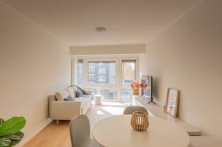 Knap vernieuwde studio met een sublieme oriëntatie richting het zuiden. Naast de zon kunt u ook genieten van mooie open zichten vanuit de leefruimte. Deze studio bevindt zich net achter de Zeedijk. De inkom van het gebouw bevindt zich op de Zeedijk waardoor u bij het buitenwandelen meteen kunt genieten van de zee. Een leuke combinatie van zon, zee en strand.<br /><br />De studio werd recent volledig vernieuwd en is vrij bij akte.<br />Zo kunt u op korte termijn genieten van uw eigen stek aan zee, of genieten van de opbrengsten van deze interessante investering.<br /><br />Indeling: inkom, een mooie open keuken met een eetplaats die voorzien is van een moderne zitbank, een knusse tv-ruimte met open zichten naar buiten en als laatste nog een badkamer met inloopdouche &amp; toilet.<br /><br />Bezoeken of meer informatie?<br />Contacteer Sacha Vanrafelghem op GSM 0487/43.79.10.