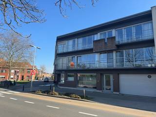 Charmant appartement in Kessel-Lo, gelegen aan de Wipstraat 55, op een uitstekende locatie aan de stadsrand van Leuven. Met een Mobiscore van 9,2/10 geniet u hier van een ideale bereikbaarheid: op wandelafstand van het station, vlak bij het Provinciaal Domein Kessel-Lo en met vlotte verbindingen naar het centrum en de omliggende invalswegen.<br /><br />Het appartement, met een EPC-label C, biedt een gezellige leefruimte aan de voorzijde, aansluitend op een praktische keuken en een klein terras. Aan de achterzijde bevinden zich twee slaapkamers: een ruime hoofdslaapkamer en een tweede kamer, perfect als bureau, dressing of kinderkamer. Tussenin vindt u de badkamer met toilet en douche.<br /><br />Extra troeven zijn de private kelderruimte op verdieping -1 en een garagebox achteraan de residentie, wat zorgt voor extra opslag en parkeercomfort. De huurprijs bedraagt € 950/maand + provisie voor gemeenschappelijke kosten van € 75/maand. Het appartement is beschikbaar vanaf 1 mei 2026.<br /><br />Interesse in dit appartement? Neem contact op met Thomas via +32 499 22 99 24 of thomas@sophimo.be.