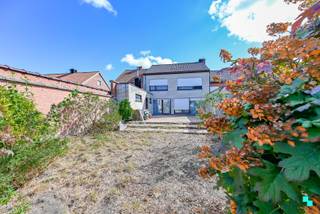 Deze karaktervolle woning is gelegen op een centrale en rustige locatie in Emelgem, met alle voorzieningen zoals winkels, scholen en het openbaar vervoer binnen handbereik. Dankzij de vlotte verbinding met de E403 geniet u van een goede bereikbaarheid richting Roeselare, Kortrijk en Brugge. De woning staat op een royaal perceel van ca. 628 m² en biedt een indrukwekkende bewoonbare oppervlakte van ca. 267 m² (volgens het EPC-attest). Indeling: inkomhal met een elegante marmeren trap. De lichtrijke leefruimte is voorzien van een karaktervolle marmeren schouw. Aansluitend bevindt zich de keuken (voorzien van elektrische kookplaat, dampkap, spoelbak en koelkast) met directe toegang tot het terras, het buitentoilet, de tuinberging en de diepe westgerichte tuin. De woning is verder volledig onderkelderd en beschikt over een garage, een wasplaats en een technische ruimte. Op de eerste verdieping bevinden zich de nachthal, drie ruime slaapkamers (mogelijkheid tot creatie van extra slaapkamers) en een badkamer (voorzien van een bad, lavabo en toilet). De zolderverdieping is bereikbaar via een vaste trap in de derde slaapkamer en biedt nog tal van mogelijkheden, zoals een extra kamer, bureau of hobbyruimte. CV op stookolie (condenserende ketel anno 2011)| Hoofdzakelijk enkele beglazing houten schrijnwerk (4 ramen dubbel glas)| Voorzien van rolluiken | EPC label E - Renovatieverplichting van toepassing | Volledig onderkelderd. Contacteer ons voor meer informatie.