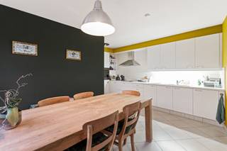 Ruim appartement met 3 volwaardige slaapkamers en 2 terrassen in het hartje van Herentals.Indeling en omschrijving:Via de inkomhal betreden we dit...