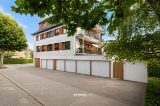À la recherche d’un appartement confortable de plain-pied avec un agréable espace extérieur et un emplacement de parking ? Ce bel appartement situé Platanendreef à Gentbrugge combine une disposition pratique avec un jardin privatif, un garage intérieur et une place de stationnement supplémentaire. Vous y vivez au calme, tout en bénéficiant d’un accès facile au centre de Gand et aux principales voies de communication.<br /><br />L’appartement offre une surface habitable d’environ 70 m² et se compose d’un hall d’entrée, d’un séjour chaleureux, d’une cuisine entièrement équipée avec un accès direct au jardin, d’une chambre à coucher, d’une salle de bain, de toilettes séparées et de rangements nécessaires.<br /><br />Un atout majeur est le jardin privatif avec abri de jardin. Grâce à une sortie indépendante vers la rue, le jardin est facilement accessible sans passer par l’appartement, ce qui est idéal pour les vélos, le matériel de jardin ou un usage quotidien.<br /><br />En outre, l’appartement dispose d’un garage intérieur avec un accès direct à l’intérieur ainsi qu’une place de parking attenante au garage.<br /><br />Le bien est en bon état et prêt à emménager. Les fenêtres sont en PVC avec double vitrage et volets, le chauffage est au gaz naturel et l’installation électrique est conforme aux normes. EPB ?<br /><br />La copropriété est également un atout : la gestion est saine et les charges mensuelles se limitent à 89 euros par mois.<br /><br />Les transports en commun sont à distance de marche ou de vélo : un arrêt de bus important se trouve à moins de 500 mètres, une gare à moins d’un kilomètre et le tram est également facilement accessible. <br />Commerces, restaurants, écoles, services médicaux, ainsi que des possibilités sportives et de loisirs sont tous facilement accessibles dans les environs.