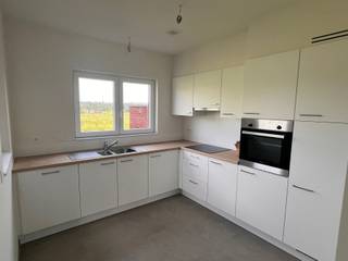<p><span>Maison neuve semi-ouverte avec hall d'entrée ; WC séparé ; salon ; cuisine équipée d'un évier, d'un lave-vaisselle, d'une plaque de cuisson vitrocéramique, d'une hotte aspirante, d'un four, d'un réfrigérateur et de placards ; garage ; l'étage comprend 3 chambres et une salle de bains équipée d'une douche à l'italienne, d'une baignoire, d'un double lavabo et de toilettes.</span></p><p><span>Place de stationnement dans l'allée, terrasse et jardin clos</span></p>