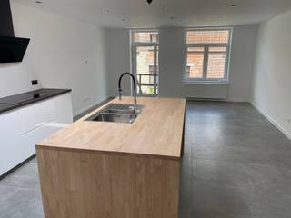 <strong>Volledig gerenoveerde woning (2026) ideaal gelegen in het centrum van Kraainem aan de rand van het Jourdain Park.</strong><br />Gelijkvloers: Inkomhal, WC, ruime woonkamer met open volledig ingerichte keuken.<br />Eerste verdieping: 2 ruime slaapkamers en badkamer voorzien van dubbele lavabo in meubel, WC, douche en ligbad.<br />Tweede verdieping: Ruime slaapkamer met douche en lavabo in meubel.<br />Kelderverdieping: Garage, berging en wasplaats.<br />EPC in aanvraag !