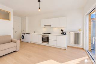 <p>Ontdek dit charmante appartement, gelegen op de tweede verdieping van een rustige residentie aan de Van Bunnenlaan in het prachtige Knokke-Heist nabij de Lippenslaan. Met een woonoppervlakte van 36 m² biedt dit instapklare appartement een comfortabele leefruimte die ideaal is voor een ontspannen levensstijl. De smaakvolle indeling omvat een gezellige woonkamer, een volledig geïnstalleerde keuken en een functionele badkamer die aan al uw wensen voldoet.</p>

<p>Het appartement biedt u een pied-à-terre in het bruisende Knokke-Heist met het strand, zee en talrijke voorzieningen vlakbij.<br />Daarnaast is er een handige privatieve kelder en gemeenschappelijke fietsenberging aanwezig, waar u gemakkelijk spullen kunt opbergen.<br />Mis deze unieke kans niet en ontdek uw ideale investering aan de Belgische kust!<br />Interesse in deze woning?<br />Neem gerust contact op voor meer informatie of om een bezoek in te plannen op het nr +32477377588.<br />Jeremy Poppe – Erkend vastgoedmakelaar<br /> </p>