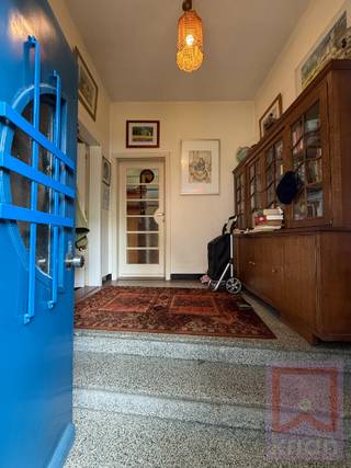 In het centrum van Turnhout vinden we deze karaktervolle woning in art-decostijl, met 4 slaapkamers, volledige kelderverdieping, aangenaam leefterras en groene stadstuin op een perceel van 195 m².<br /><br />De woning beschikt over een ruime inkomhal, leefruimte, eetkamer, keuken en 2 toiletten. Achteraan is er toegang tot het leefterras en de gezellige tuin. De achterzijde van het perceel is bovendien mogelijks bereikbaar via een achterliggende parking, wat een extra praktische troef kan vormen.<br /><br />Op de verdiepingen bevinden zich 4 slaapkamers en een badkamer met ligbad. Daarnaast is de woning volledig onderkelderd, ideaal als berging, hobbyruimte of technische ruimte.<br />De woning heeft heel wat charme en renovatiepotentieel. Er werden reeds nieuwe ramen geplaatst en ook de platte daken werden vernieuwd met roofing en isolatie.<br /><br />Troeven:<br />✅ Art-decostijl met karakter<br />✅ Centrumligging in Turnhout<br />✅ 4 slaapkamers<br />✅ Ruime inkomhal, leefruimte en eetkamer<br />✅ 2 toiletten<br />✅ Badkamer met ligbad<br />✅ Volledig onderkelderd<br />✅ Leefterras en groene stadstuin<br />✅ Achterzijde mogelijks bereikbaar via achterliggende parking<br />✅ Perceel van 195 m²<br />✅ Recent vernieuwde ramen<br />✅ Platte daken vernieuwd en geïsoleerd<br /><br />Technische info:<br />EPC: 508 kWh/m² jaar – label F, renovatieverplichting van toepassing.<br />Elektrische installatie niet conform.<br />Asbestattest in opmaak.<br />P-score: B | G-score: B.<br />Gelegen in woongebied.<br /><br />Een ideale woning voor wie houdt van authentieke architectuur en de kans zoekt om een ruime stadswoning met karakter volledig naar eigen smaak te renoveren.
