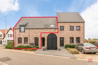 Instapklare energiezuinige woning met een woonopp. van 140m², voorzien van een leefruimte met open keuken, berging, terras, 3 ruime slaapkamers, badkamer en een ruime ondergrondse garage van maar liefst 58m².<br /><br />De woning is gelegen in Residentie De Veldhoeve en kenmerkt zich door de rustige ligging in het dorp Veldwezelt. <br />Er zijn vlotte verbindingen met de autostrade en Maastricht is bereikbaar binnen 10 autominuten. Dagdagelijkse voorzieningen zoals o.a. supermarkten, scholen zijn vlakbij.<br /><br />Bezichtig deze woning ook digitaal en 'loop' zelf door de woning. Kijk daarvoor op onze website of via: <br />my.matterport.com/show/?m=RKLVntZmoAB<br /><br />INDELING<br /><br />Gelijkvloers:<br /><br />- De inkomhal met natuurstenen vloer beschikt over een gastentoilet en fonteintje;<br />- De leefruimte met parkettegel staat in verbinding met de moderne open keuken. De keuken is voorzien van een afwasmachine, combi-oven, frigo, inductie kookplaat, dampkap, spoelbak en softclose keukenkasten;<br />- Het ZW-gericht terras (circa 24 m²) is te bereiken via de schuifpui in de keuken en is aangelegd met klinkers, verschillende beplantingen en een gedeelte kunstgras;<br />- De praktische berging heeft een wasmachineaansluiting en biedt toegang tot de garage in de kelderverdieping;<br />- 3 dubbele beglazing aanwezig.<br />  <br />1e verdieping: <br /><br />- Nachthal met 3 slaapkamers ( circa 14 m² + 14 m² + 19 m²), badkamer en technische ruimte/berging;<br />- De ruime derde slaapkamer (circa 19m²) heeft 2 Veluxramen met verduisterende gordijnen;<br />- De badkamer is voorzien van een toilet, ligbad, inloopdouche met regendouche, dubbele lavabo en verwarmde spiegel met verlichting;<br />- De technische ruimte beschikt over een wasmachineaansluiting, D-ventilatiesysteem (Vent-Axia) en C.V.-installatie (De-Dietrich).<br /><br />Zolder:<br />- Ruime zolderverdieping, wordt momenteel gebruikt als extra opbergruimte. Kan mits het plaatsen van een vaste trap ook nog dienen als extra slaapkamer.<br /><br />Kelder / Garage:<br />- Zeer ruime garage van 58 m² met elektrische poort, ideaal voor het stallen van 2 auto's of gedeeltelijk/geheel als hobbyruimte te gebruiken;<br />- Gemeenschappelijke kelderberging voor fietsen en containers;<br />- Gemeenschappelijke regenwaterput, aangesloten op de toiletten en buitenkraan;<br />- Tevens is er een gemeenschappelijke tuin aan de achterzijde van het gebouw en is de parkeerkelder bereikbaar via een elektrische poort.<br /><br />Gemeenschappelijke maandelijkse kosten bedragen € 105 per maand.<br /><br />Energieprestatie en binnenklimaat (EPB-EPC)<br />Certificaat beschikbaar: ja<br />EPC certificaatnummer: 73042-G-DBA_2016001290/EP13625/A154/D01/SD001<br />Berekende energiescore : (kWh/m²): E38, A label<br />Het certificaat is geldig tot en met: 13/10/2031<br />Electrische installatie: ja - CONFORM t.e.m. 05/11/2044<br /><br />Informatie stedenbouwkundige voorschriften:<br />Stedenbouwkundige vergunning: ja, vergund.<br />Dagvaarding uitgebracht: niet van toepassing<br />VOORKOOPRECHT OP DIT GOED: neen<br />VERKAVELINGSVERGUNNING: niet van toepassing<br />WATERGEVOELIG OPENRUIMTEGEBIED: neen<br /><br />Overstromingsgevoelige gebieden: <br />Perceelscore of P-score : D<br />Gebouwenscore of G-score: B<br />Ligging in Signaalgebied: neen<br />Ligging in afgebakende oeverzone of afgebakend overstromingsgebied: neen<br /><br />A:geen overstroming gemodelleerd B: kleine kans op overstromingen onder klimaatverandering C: kleine kans op overstromingen D: middelgrote kans op overstromingen<br /><br />Beschermd erfgoed<br />GEINVENTARISEERD ERFGOED: neen<br />BESCHERMD ONROEREND ERFGOED: neen