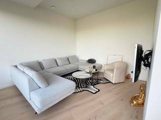 Dit nieuwbouwappartement ligt nabij het centrum, in een rustige wijk. Het heeft een bijzonder uitzicht op het Oud Gelaag, de athletiekpiste, de kerktoren en de fietsroute. De afwerking is heel mooi en elegant. De leefruimte heeft een eet- en zithoek en een groot schuifraam naar het terras. Dat is maar liefst 34m² groot! De open, moderne keuken is ingericht met toestellen en handige snufjes. Er zijn 2 slaapkamers, een badkamer met douche, een apart toilet en een berging/wasplaats. In de kelderverdieping is er een individuele en heel grote kelderberging. Bij het appartement hoort een autostaanplaats. Enkele extra's zijn: maatkasten, zonnepanelen, vloerverwarming én -koeling, gemeenschappelijke fietsenberging, gemeenschappelijke tuin, gemeenschappelijke parkeerplaatsen voor bezoekers. Dit luxueus ingericht appartement met parketvloer is helaas niet geschikt voor onze viervoetige vrienden. Als het kriebelt om een bezoek in te plannen, mail ons dan op contact@eberhardvastgoed.be.