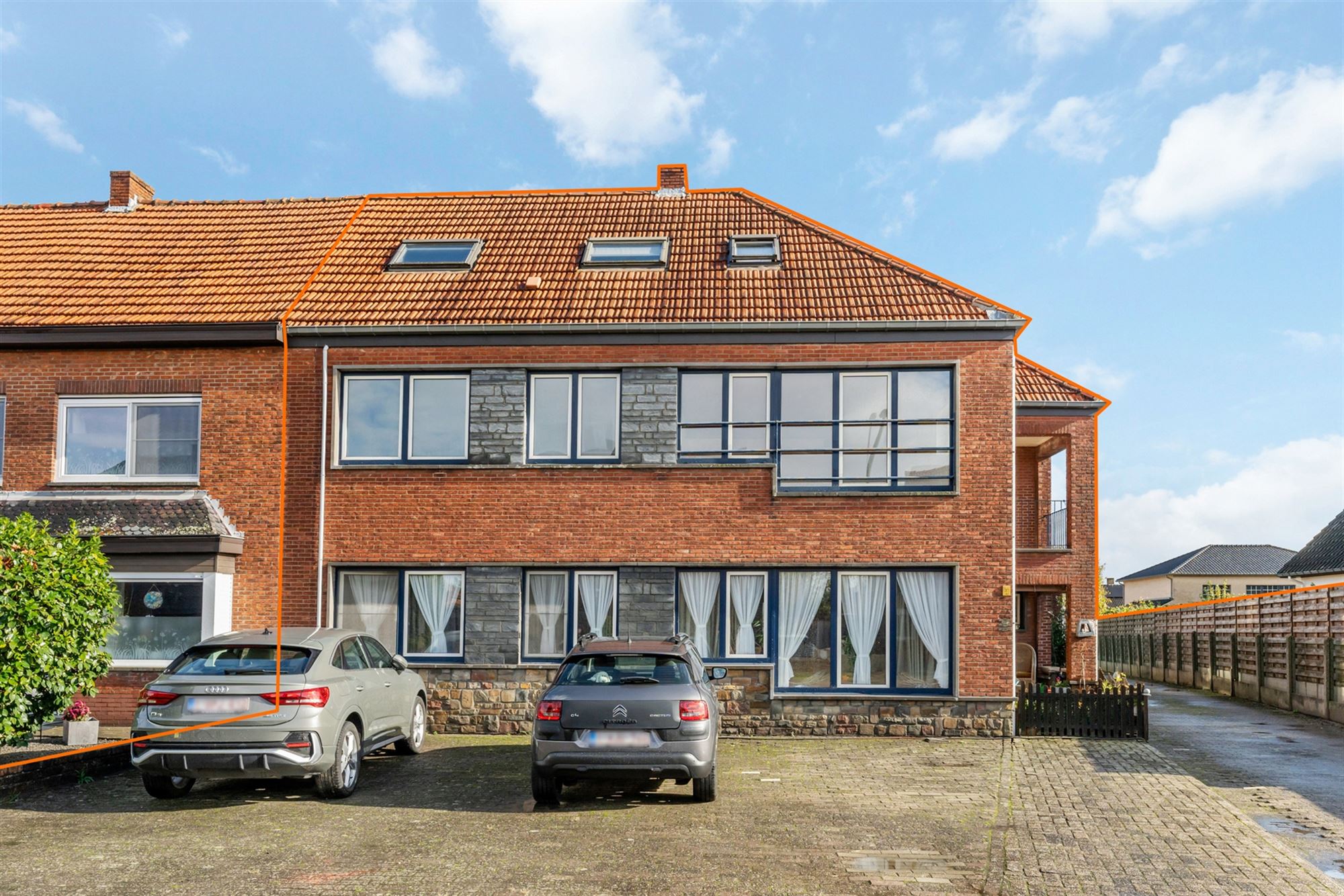 OPBRENGSTEIGENDOM BESTAANDE UIT 3 APPARTEMENTEN EN EEN STUDIO GELEGEN TE TESSENDERLO - foto 1