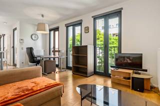 <p>Welcome to the vibrant city centre of Antwerp! This move-in-ready apartment is located just a stone’s throw away from numerous hotspots, including trendy coffee bars, restaurants, campuses, boutiques, and excellent public transport connections. Here, you will enjoy a unique blend of the charm of the historic city centre and the dynamism of modern urban living.</p>
<p>You enter through the entrance hall, which has been practically equipped with built-in wardrobes and a guest toilet. A high-quality parquet floor immediately creates a warm atmosphere and flows seamlessly into the sun-filled living area. The eye-catcher is undoubtedly the trendy open kitchen, featuring characteristic green tiles and fitted with high-quality appliances designed for everyday comfort. Furthermore, the apartment offers a spacious bedroom of 10.50 m² and, of course, a contemporary bathroom equipped with a bath/shower combination, washbasin with vanity unit, and a washer-dryer combination.</p>
<p>The ideal opportunity for those looking for a warm home or a smart investment in an absolute prime location!</p>
<p>Monthly costs: €102.66/month (including syndic, maintenance, insurance, electricity and water for the common areas, lift, etc.). The provision is charged quarterly with an annual settlement.</p>
<p>Technical details: Basement storage available! Ventilation system present, individual gas central heating via a condensing boiler, insulated walls, high-efficiency aluminium glazing. Ultra-fast Proximus fibre internet connection available.</p>
<p>Urban planning information pending and soil certificate available. The property is not located in a flood-risk zone (P- and G-score D). Renovation obligation does not apply. The property was built in 2012, therefore an asbestos certificate is not required.</p>