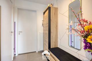 <p>Deze halfopen woning ligt in een rustige, doodlopende straat nabij het centrum van Peer. Wandelliefhebbers vinden hier volop mogelijkheden en ook scholen, winkels en horeca zijn vlot bereikbaar. Dankzij de goede verbindingen zijn ook Meeuwen, Bree, Hechtel en Pelt gemakkelijk te bereiken.</p>
<p>De woning dateert van 2016 en staat op een ruim perceel van 559 m². Binnen zijn er 3 slaapkamers (waarvan 1 met airco), een grote woonkamer met een airco, veel lichtinval en met zicht op de tuin. Een moderne keuken die mooi aansluit op de afgesloten tuin, aangrenzend aan de keuken is een berging voor extra opslagplaats. Verder is er een moderne badkamer met inloopdouche en een inpandige garage die momenteel handig dienstdoet als extra opslagruimte. In de tuin geniet je van veel zonlicht. De woning is instapklaar en beschikt bovendien over een gunstig EPC-label A, dit wil zeggen dat het energiezuinige woning is en er geen renovatieverplichting van toepassing is.<br /><br /><strong>Enkele troeven:</strong></p>
<ul><li><strong>Instapklaar:</strong> Een goede basis en moderne ruimtes zorgen ervoor dat je hier zonder grote werken kan intrekken.</li><li><strong>Energiezuinig:</strong> EPC-label A, dubbele beglazing en 16 zonnepanelen.</li><li><strong>Kindvriendelijke ligging:</strong> Gelegen in een doodlopende straat, dicht bij scholen, winkels, horeca en wandelroutes.</li></ul>
<p><br />Kom deze woning ontdekken en zie zelf het potentieel dat ze te bieden heeft. Neem contact op via impact@era.be of 089 46 48 63. Khaz helpt je graag verder</p>