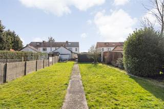<p><span>Op een rustige en gunstige locatie nabij het centrum van Tessenderlo-Ham bevindt zich deze gerenoveerde halfopen bebouwing.</span></p><p><span>De woning combineert de charme van een bestaande woning met het comfort van een recente totaalrenovatie (2019-2020).</span></p><p><span> </span></p><p><span>Tijdens deze renovatie werden onder meer het dak, de ramen, de keuken, het sanitair, de vloeren en de elektriciteit vernieuwd.</span></p><p><span> </span></p><p><span>Via de inkomhal kom je in de lichtrijke leefruimte terecht die naadloos aansluit op de volledig geïnstalleerde keuken. Op het gelijkvloers bevinden zich daarnaast een afzonderlijk toilet &amp; een hal met de technische installaties.</span></p><p><span>Aansluitend is er een ruime wasplaats/berging met een deels afgewerkte douche. Op de eerste verdieping geeft de nachthal toegang tot twee slaapkamers en een badkamer uitgerust met een ligbad, toilet &amp; lavabomeubel met spiegel. Verder is er nog een sasruimte die perfect kan dienen als bureel of hobbyruimte.</span></p><p><span>Tenslotte is er op de tweede verdieping nog een mooie slaapkamer terug te vinden.</span></p><p><span> </span></p><p><span>Ook op technisch vlak werd de woning grondig aangepakt. De elektriciteitsinstallatie werd vernieuwd en CONFORM AREI gekeurd, de woning wordt verwarmd op aardgas en dankzij de uitgevoerde renovaties beschikt de woning over energielabel C (260 kWh/m² jaar).</span></p><p><span> </span></p><p><span>Buiten treffen we nog een mooie diepe tuin met losstaande garage en berging.</span></p><p><span> </span></p><p><span>Breng snel een bezoek voor het te laat is! Neem contact op met Kenneth (kenneth.pollet@vastgoedhuys.be) op 0472/03 25 88 of met Melissa (melissa.cardaci@vastgoedhuys.be) op 0486/54 71 80.</span></p>