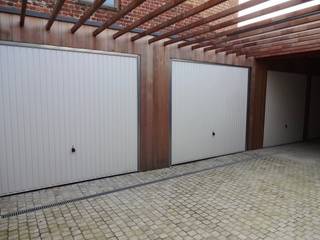 Bovengrondse garage n°1 te huur in Nieuwpoort Stad, pal in het centrum op het Marktplein. Garagebox met witte kantelpoort. Algemene doorrit ook afgesloten met dubbele poort, deur. Huurprijs 105 euro / maand (incl. kosten). Beschikbaar vanaf 01/12/2026. Contracttype: contract van minstens 1 jaar. EPC: nvt (Ref. NI27794)