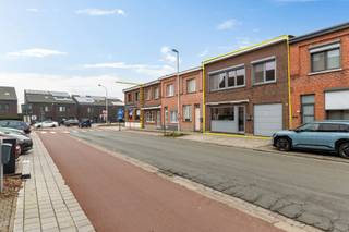 Dit polyvalent handelspand is gelegen op de grens van Aartselaar en Reet.<br />Haar strategische ligging resulteert dan ook in een mooie mobiscore van 8,1/10.<br /><br />Via de inkomhal komen we links vooraan in de bureelruimte. <br />Centraal is er een ruimte met ingemaakte kasten en een apart toilet.<br />Achteraan bevindt zich momenteel de eetruimte met een recent vernieuwde condenserende gasketel, die nog kan dienst doen als extra bureelruimte.<br />De koer heeft een tuinhuis én een achteruitgang.<br />De garage bevindt zich rechts vooraan, heeft een automatische poort en er is een aansluiting voorzien voor wasmachine.<br />Er is een aparte ingang met een trap naar het woongedeelte.<br />Via de ruime overloop komen we in de leefruimte met aanpalend de ingerichte eetkeuken.<br />De ingerichte badkamer is centraal en de twee volwaardige slaapkamers bevinden zich achteraan.<br /><br />Het eigendom is asbestveilig, de attesten van de elektrische keuring zijn conform, het woongedeelte heeft deels elektrische en deels manuele rolluiken én de ramen zijn overal recent vernieuwd.<br />Verder is er nog een ruime bergkelder, die bereikbaar is via een luik centraal naast de garage.<br /><br />Zowel alle vereiste attesten als het grondplan kan u onder "Documenten" via het zoekertje op onze website downloaden. <br /><br />Neemt u gerust contact op met ons kantoor om een plaatsbezoek in te plannen!