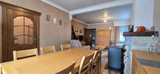 Te renoveren woning.<br />OB met 3 slaapkamers gelegen op 559 ca aan de rand van Zelem centrum, deelgemeente van Halen.<br />Op 5 minuutjes rijden van het centrum van Halen met zijn winkels, bakkers, horeca, dokters, apothekers,...<br />en ook de opritten E 314 op slechts 5 minuten.<br />INDELING:<br />Gelijkvloers: inkomhal, toilet, leefruimte, zitplaats, keuken, badkamer, terras, tuin.<br />Eerste verdiep: nachthal en 3 slaapkamers.<br /><br />Ramen zijn PVC en dubbel glas.<br />Verwarming : pelletkachel en kachel op stookolie<br />Elektrische installatie = niet conform<br /><br />EPC label F, bij het plaatsen van isolatie in het dak en de buitenmuren bekom je een label D