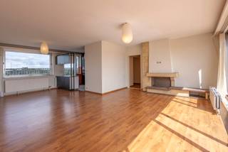 Penthouse met 2 terrassen, 3 kamers en privatieve garagebox.Gelegen op de dertiende verdieping, lift aanwezig.Deze penthouse bestaat uit een inkomhal...