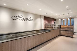 <p><strong>Te koop: handelspand met woonst – Lessensestraat 61, Geraardsbergen</strong></p>
<p>In het hart van Geraardsbergen, op een commerciële toplocatie vlak bij het station, bevindt zich deze ruime en volledig uitgeruste <strong>brood- en banketbakkerij met woonst</strong>. Het pand telt drie bouwlagen en combineert een professionele handelsruimte met een aangename, instapklare woongelegenheid.</p>
<p>Met een totale oppervlakte van <strong>418 m²</strong> biedt dit eigendom alle mogelijkheden voor wie wonen en werken wil combineren. De bakkerij is volledig ingericht en functioneel, met aparte werkruimtes, koelinstallatie, bijkeuken en kelder. Alles is aanwezig om meteen van start te gaan of een bestaande zaak verder te zetten.</p>
<p>De <strong>woonst boven de handelsruimte</strong> is comfortabel en goed onderhouden – ideaal voor wie graag dichtbij de zaak woont. Dankzij de slimme indeling geniet u van voldoende leefruimte en privacy.</p>
<p>De ligging aan de <strong>drukbezochte Lessensestraat</strong> zorgt voor maximale zichtbaarheid en passage. Bovendien is er <strong>parkeerplaats recht voor de deur</strong> én <strong>extra parking aan het station</strong>, op slechts enkele stappen afstand – een absolute troef voor klanten en bewoners.</p>
<p>Het pand beschikt over een <strong>EPC-label C</strong> en is <strong>asbestvrij</strong>, wat extra comfort en zekerheid biedt.</p>
<p><strong>Dit is dé kans om wonen en werken te combineren op een strategische locatie!</strong></p>
<p></p>