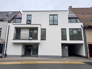 Dit energiezuinige gelijkvloers appartement is gelegen in de kleinschalige nieuwbouwresidentie Alexis.<br />Gelegen langs een invalsweg, op een boogscheut van het centrum van Waregem.<br />Het appartement omvat : <span><span>Inkomhall, gastentoilet, <strong>1</strong> slaapkamer (13m²), bergplaats, badkamer met inloopdouche, leefruimte met open keuken (samen 40m²), terras 4m².</span></span><br /><span>Inclusief Parking P8</span><br /><span><u><span>Elk appartement is hoogwaardig afgewerkt en voorzien van alle hedendaagse en vooruitstrevende technieken:</span></u></span>
<ul>
	<li><span><span>Perfect geïsoleerde bouwschil met hoge luchtdichtheid en een hoog akoestisch comfort</span></span></li>
	<li><span><span>Vloerverwarming met warmtepomp (lucht-water) (ook comfortkoeling)</span></span></li>
	<li><span><span>Constante aanvoer van verse lucht dmv een ventilatiesysteem type D met warmterecuperatie </span></span></li>
	<li><span><span>Zonnepanelen voor ieder appartement (privatief)</span></span></li>
	<li><span><span>Domotica pakket Velbus</span></span></li>
	<li><span><span>Gegarandeerd lagere energiefacturen (+/- E 12)</span></span></li>
	<li><span><span>Volledig ingerichte keuken voorzien van alle inbouwapparatuur</span></span></li>
	<li><span><span>Het appartement werd volledig geschilderd</span></span></li>
	<li><span><span>Berging voor vuilnis</span></span></li>
	<li><span><span>Fietsenstalling</span></span></li>
	<li><span><span>Beschikbaar vanaf 01/02/2026</span></span></li>
</ul>