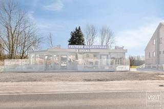 Deze bouwgrond bevat momenteel een frituur, eigendom van de huurder, met een lopende handelshuur. Er is tevens de mogelijkheid tot overname van...