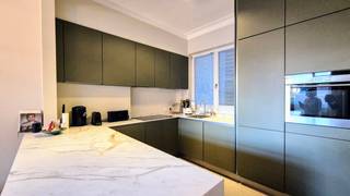 Dit ruime en lichtrijke appartement van ca. 118 m² bevindt zich op de tweede verdieping van een karaktervol en uitstekend onderhouden gebouw...