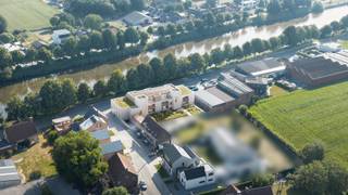 <p>Residentie Bellewater is een hedendaags en stijlvol woonproject in Bellem, een charmante deelgemeente van Aalter, gelegen aan het kanaal Gent-Brugge. Het elegante hoekgebouw bestaat uit drie bouwlagen en een ondergrondse kelderverdieping, en omvat 11 lichtrijke appartementen met 1, 2 of 3 slaapkamers, aangevuld met een handelsruimte op het gelijkvloers. Elk appartement is doordacht ingedeeld met een focus op licht, ruimte en comfort. Grote raampartijen zorgen voor overvloedig natuurlijk daglicht en bieden panoramisch uitzicht op het rustgevende kanaal of de zonnige, zuidwestgerichte binnentuin. De leefruimtes sluiten naadloos aan op een ruim terras, waardoor binnen- en buitenleven harmonieus samenvloeien. Dankzij de ligging in een rustige straat, vlak bij het dorpsplein van Bellem, geniet u van pure rust én alle praktische voordelen. Het station van Bellem (lijn Gent-Brugge) en de nabijheid van de E40 zorgen voor een uitstekende bereikbaarheid richting Gent, Brugge en Brussel. Residentie Bellewater is dé ideale thuisbasis voor wie kwaliteit, rust en mobiliteit moeiteloos wil combineren – een plek waar u elke dag opnieuw met plezier thuiskomt. Bovendien komt dit project in aanmerking voor aankoop aan het verlaagde btw-tarief van 6% (onder voorwaarden). Wenst u meer informatie over dit nieuwe project? Contacteer ons snel en ontvang als eerste alle info. </p><p></p>